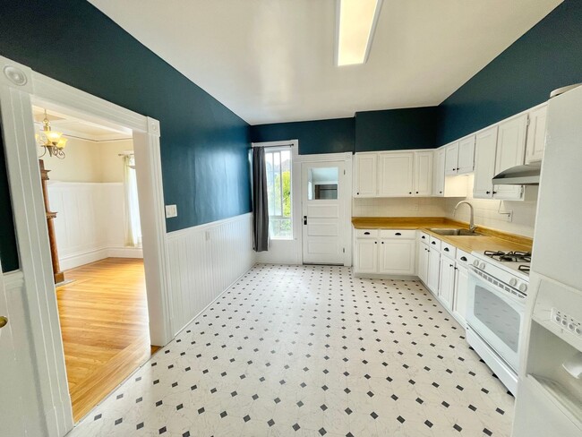 Building Photo - Wonderful Light and Bright Top Floor 2BR/1...
