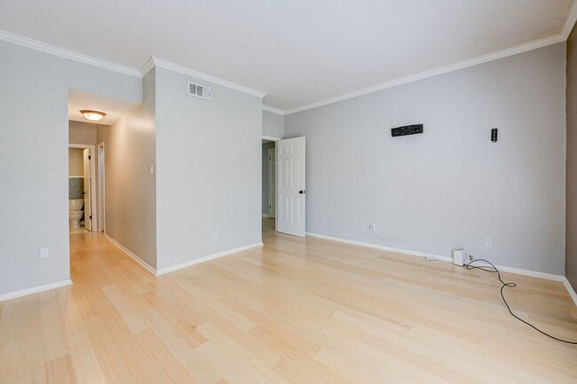 Building Photo - Modern Townhome  3 Bedrooms/2.5 Bathrooms