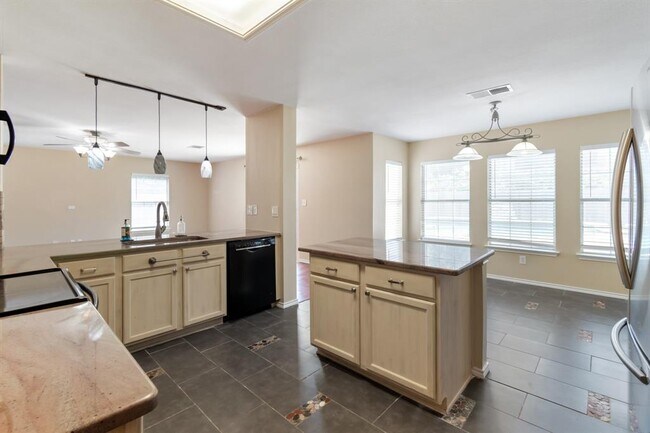 Building Photo - 1117 Del Roy Dr
