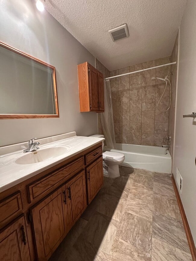 Building Photo - Huge Yard! 2 bd 1 ba 1 car garage plus par...