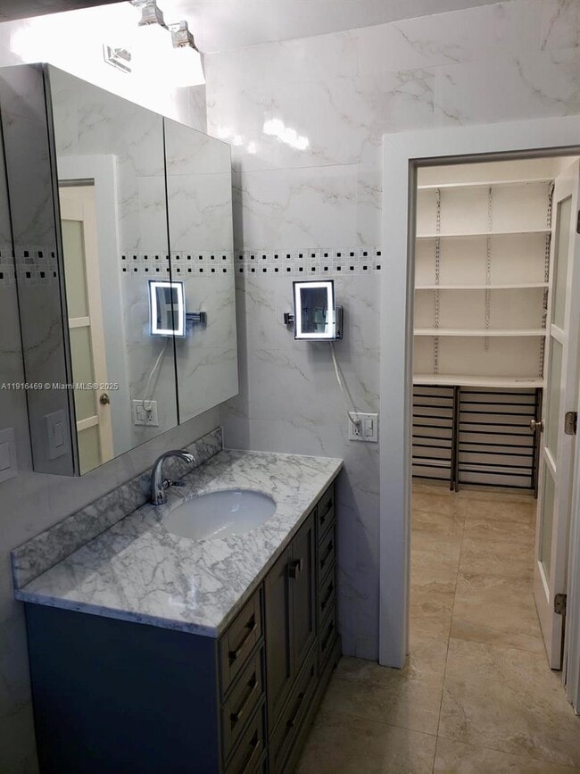 Building Photo - 1860 Venice Park Dr