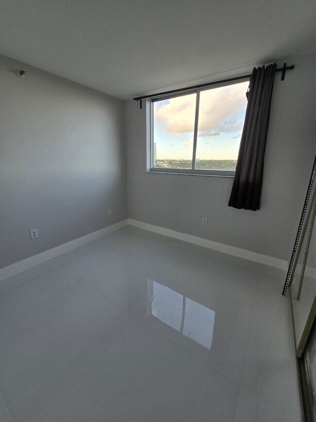 Building Photo - 1700 NW North River Dr