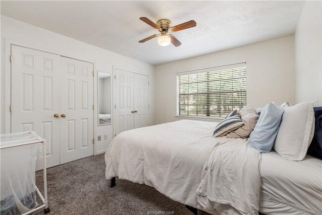 Building Photo - AUGUST PRE-LEASE!! Charming 3/2 on bus route!