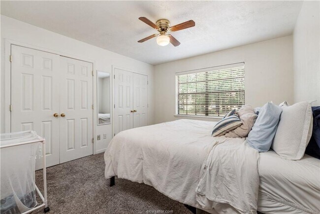 Building Photo - Available NOW!! Cute 3/2 four-plex Close t...