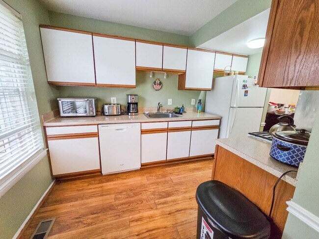 Building Photo - Beautiful 3BR Townhouse in Rockville/Derwood for early June Move-In!