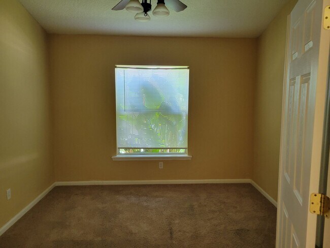 Building Photo - ***TWO WEEKS FREE*** Spacious 3 bed 2 bath Home for rent!