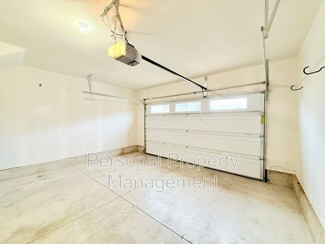 Building Photo - 5840 NE 56th Pl