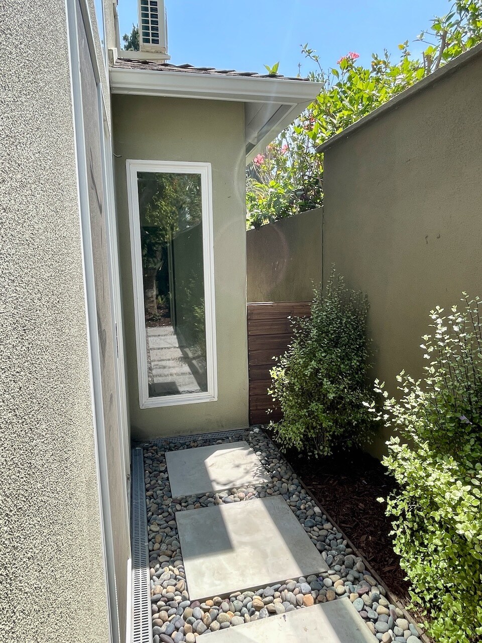 Side Exit - 4210 La Salle Ave