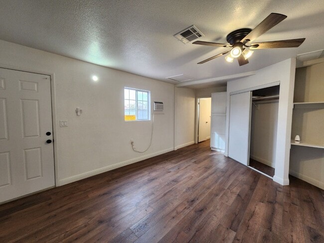 Building Photo - Renovated Beauty with a full-service Casita