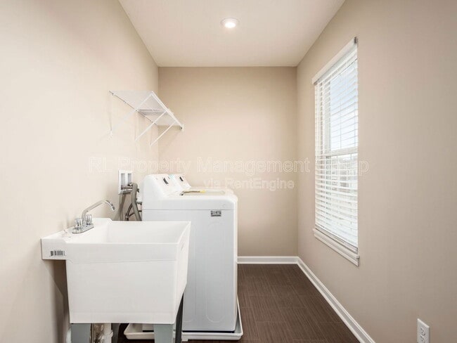 Building Photo - 7449 Sugarbark Dr