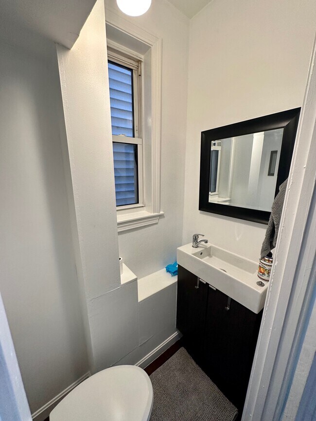 Building Photo - 148 Orange St