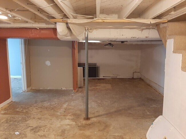 Building Photo - 105 Travis St