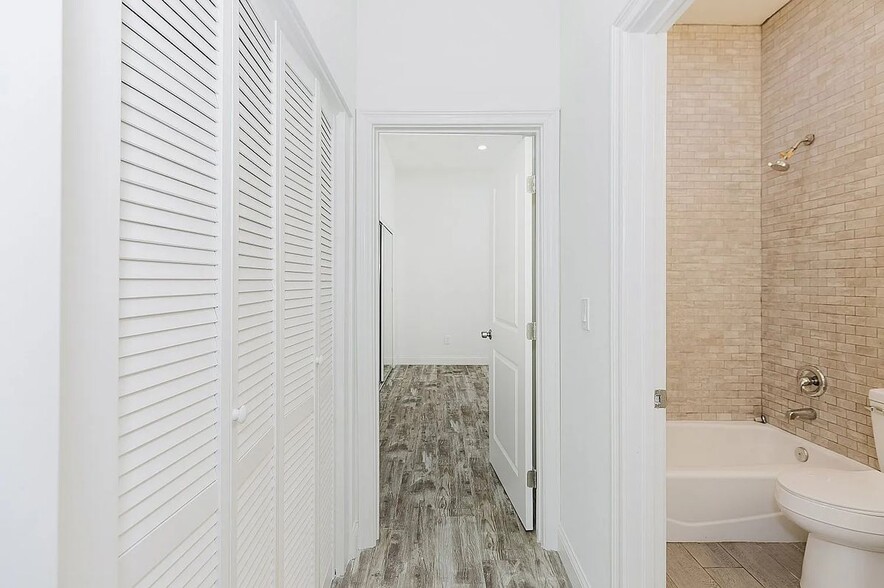 Building Photo - 9958 Marklein Ave