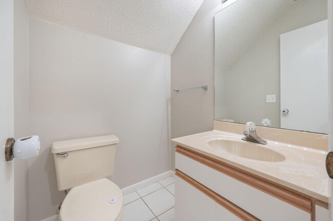 Building Photo - 1219 Oakmont Dr