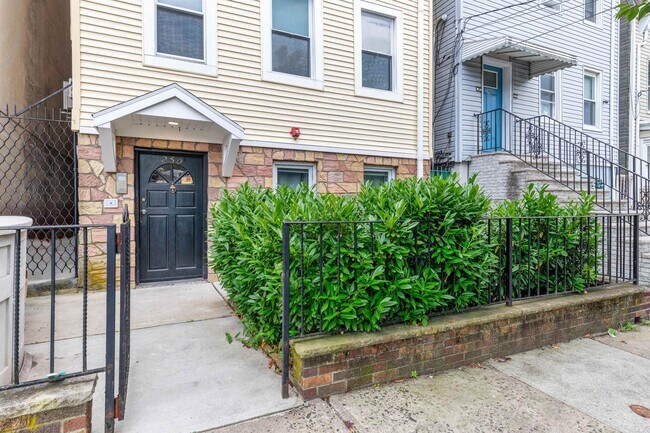 Building Photo - 250 Suydam Ave