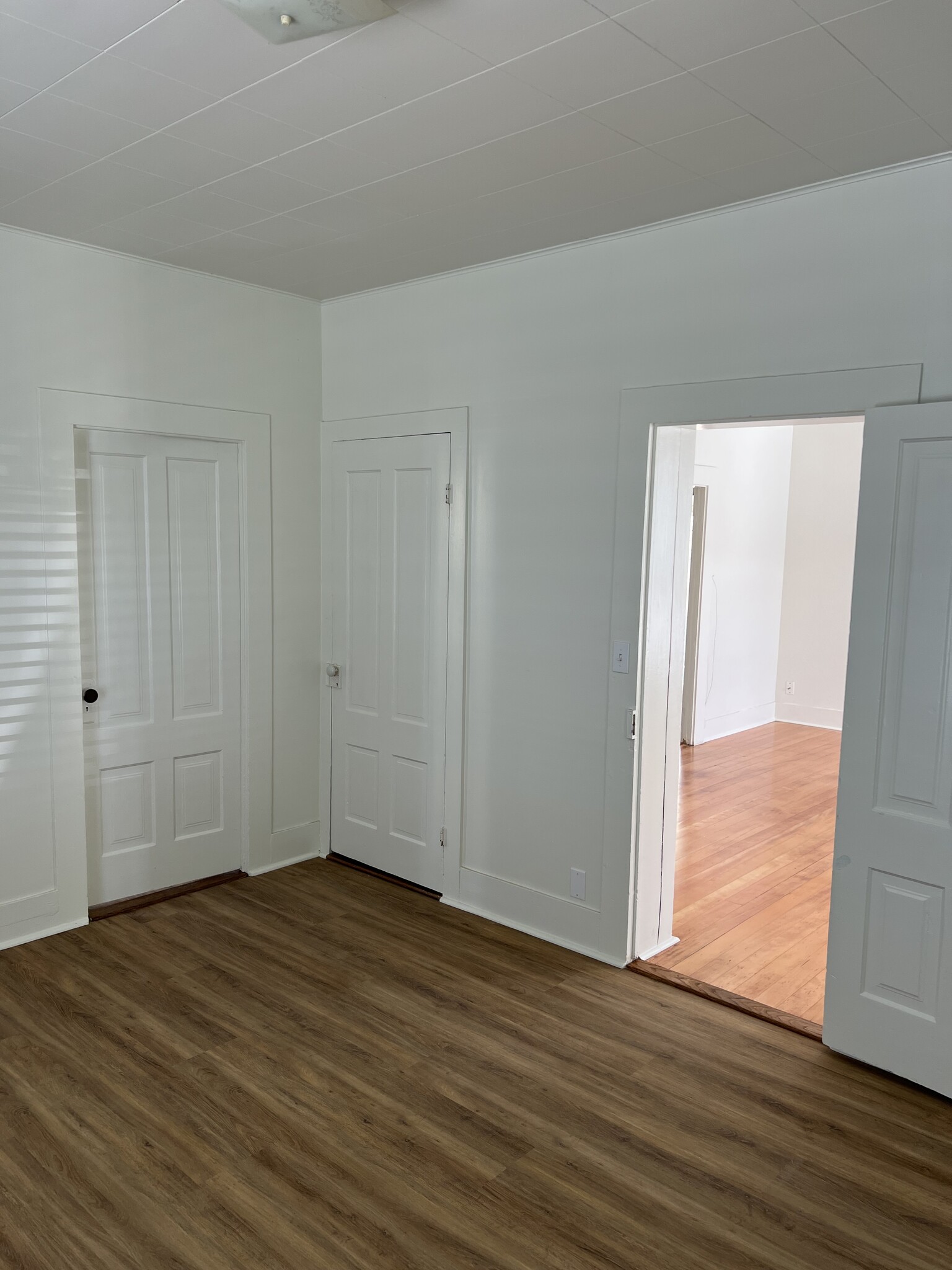 Bedroom off of living room - 557 Washington St