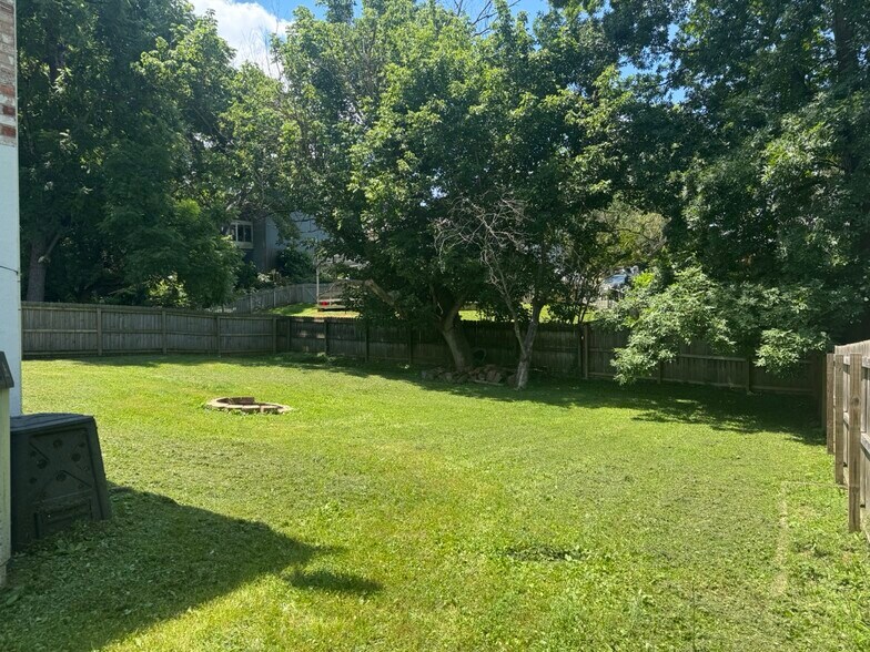 Fenced in back yard - 4011 W Englewood Blvd