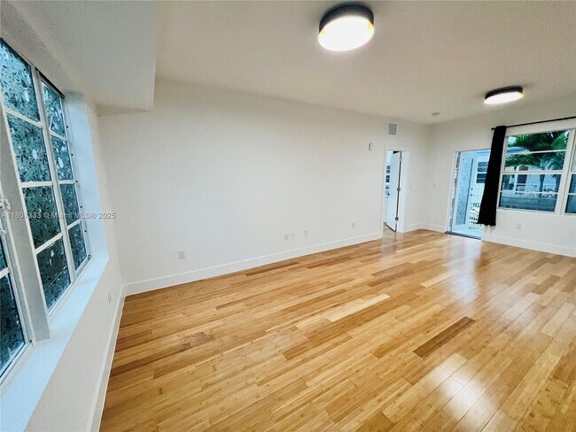 Building Photo - 960 Bay Dr