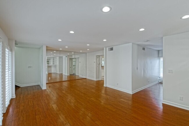 Building Photo - BRIGHT & AIRY, REAR-UNIT TOWNHOUSE W/ SPACIOUS PATIO, BALCONY & HUGE 2-CAR GARAGE IN GATED COMMUN...