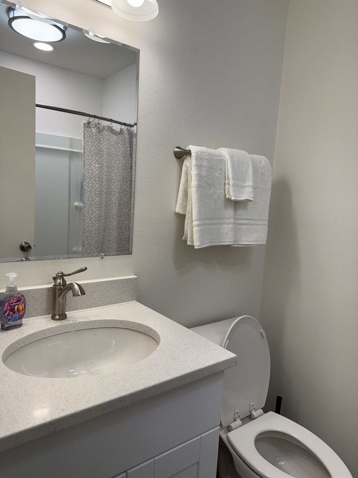 Building Photo - 798 S Cedar St