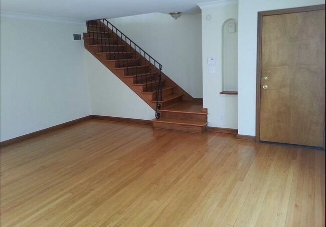 Building Photo - 558-560 S 34th St