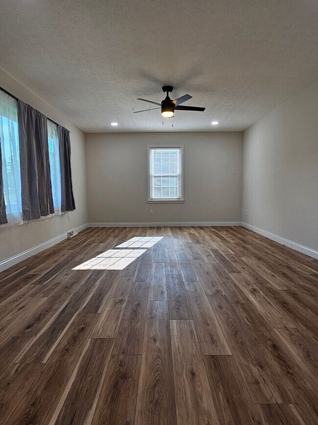 Building Photo - 395 W Crocus Dr