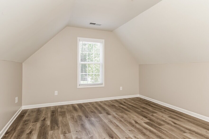 Building Photo - 26 Saddlewood