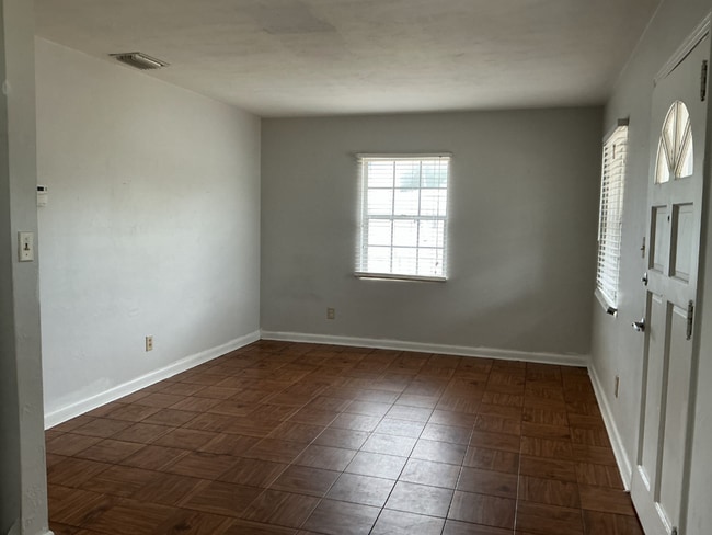 Building Photo - Cozy 3BR Near Cleveland Heights