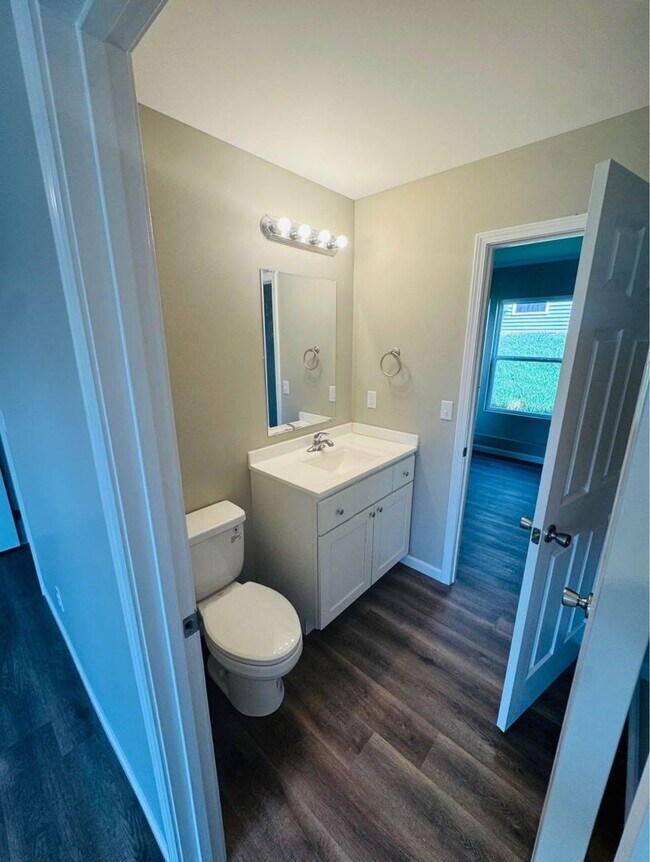 Building Photo - 2 bed, 1.5 bath Townhouse