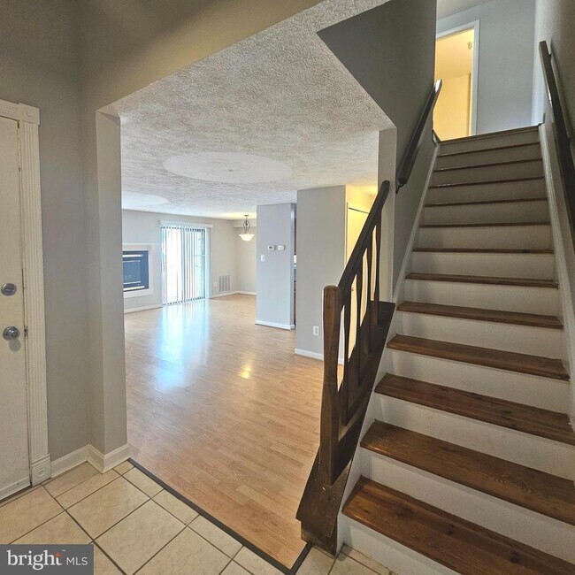 Building Photo - 1005 Warwick Ct