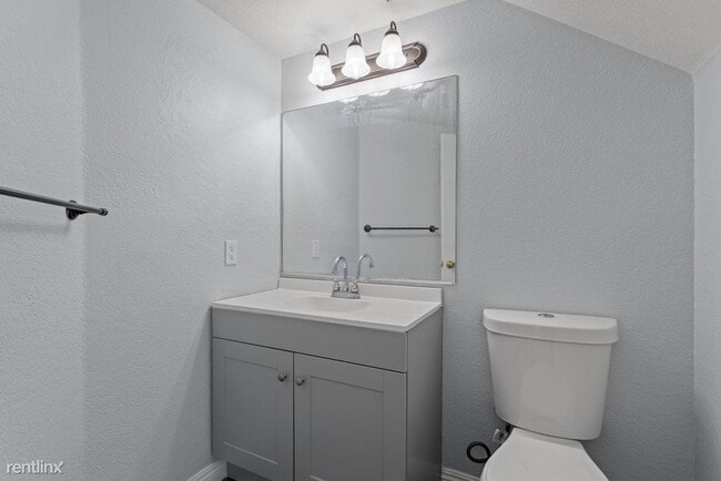 Building Photo - 2 br, 2.5 bath Townhome - 178 West Walnut ...