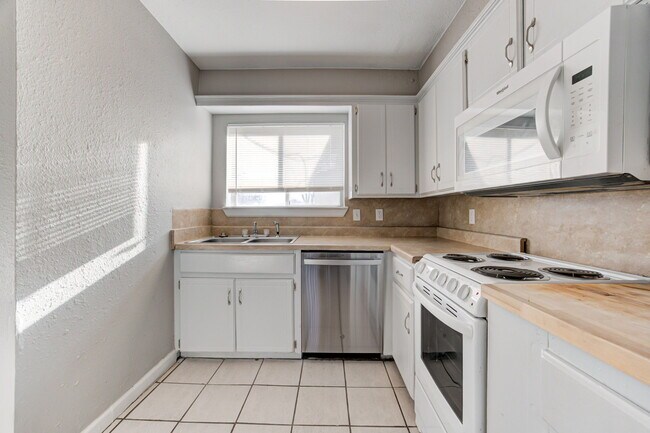 Building Photo - 1622 Claudia Dr