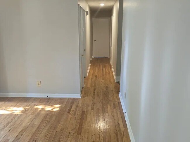 Building Photo - 840 Durwood Dr