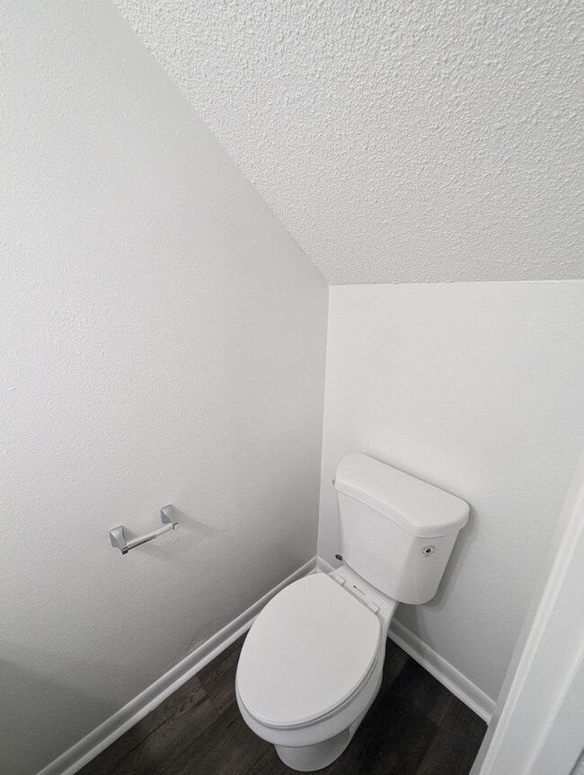 Building Photo - Newly Remodeled 2/1.5 Townhouse in Newport!