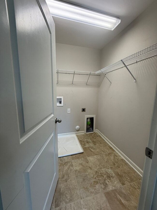 Building Photo - Gorgeous 3 Bed 2.5 Bath Plus Loft Home on ...