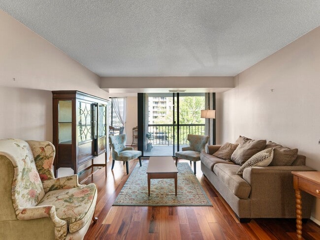 Building Photo - This beautiful 1 bed, 1 bath condo with ov...