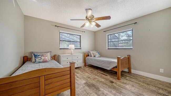 Building Photo - 2291 Pine View Cir