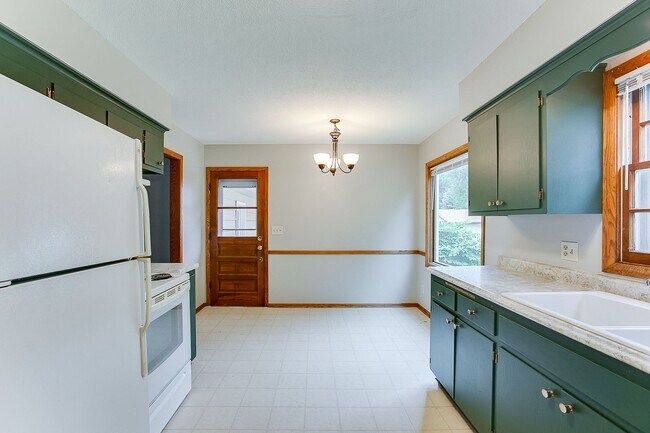 Building Photo - Updated 3 Bedroom Duplex in Battle Creek