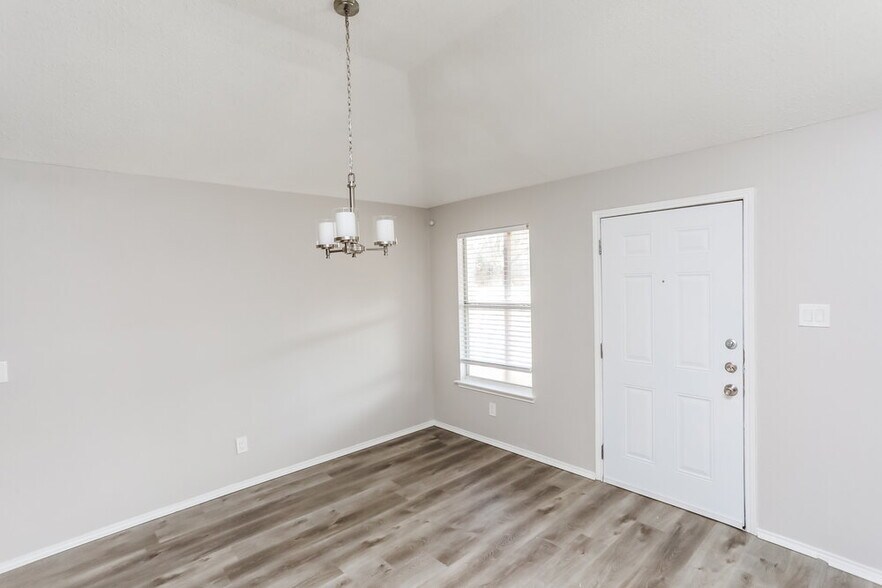 Building Photo - 5122 Eastcreek Dr