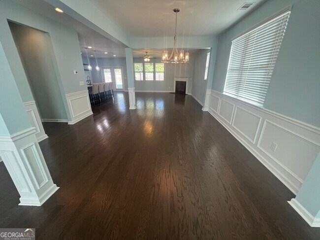 Building Photo - 165 Craines View
