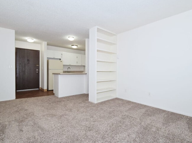 Building Photo - Garden Home 1