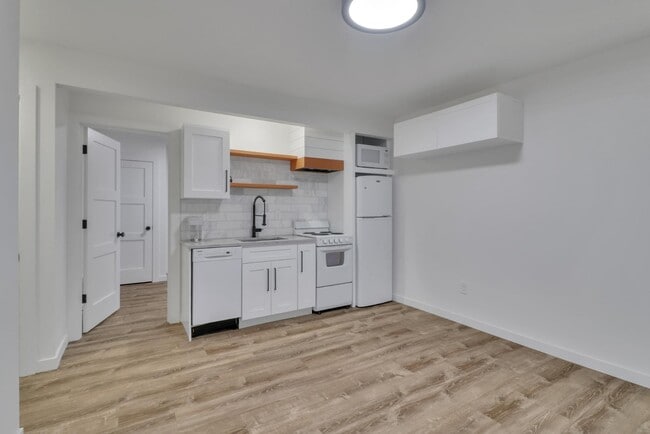 Building Photo - 721 N Stevens St