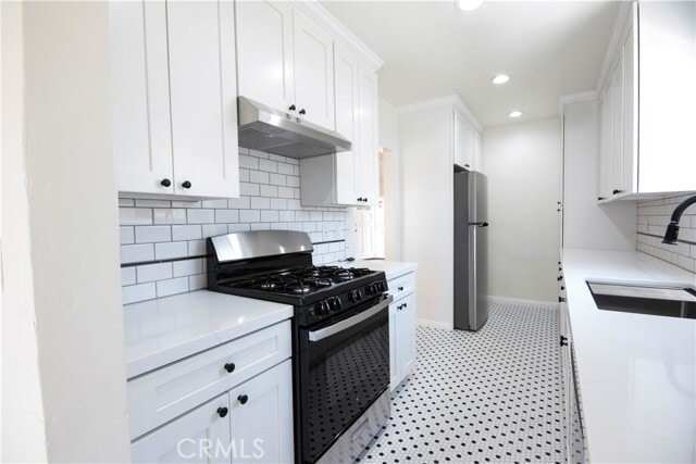 Building Photo - 1040 W Almond Ave