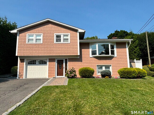Building Photo - 120 Pilgrim Dr