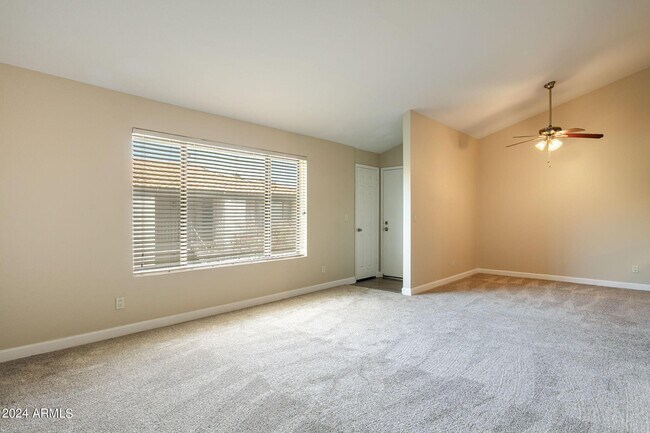 Building Photo - 1402 E Guadalupe Rd