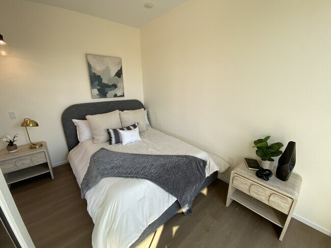 Building Photo - 3042-3044 J St