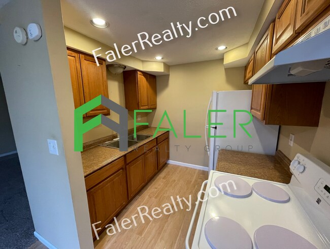 Building Photo - Spotless Ground Floor Condo