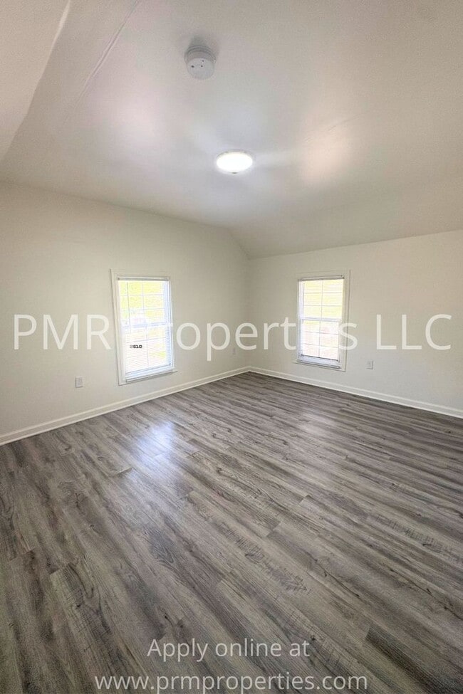 Building Photo - 3 Bedrooms / 1 Bathroom House