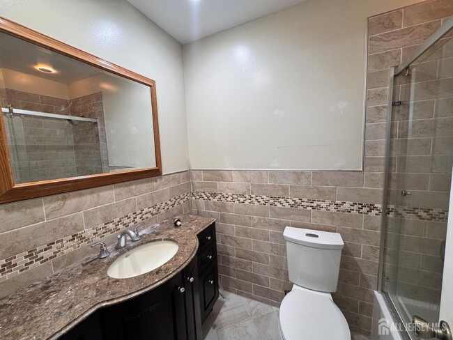 Building Photo - 489 Madison Dr