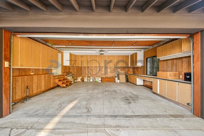 Building Photo - Unit